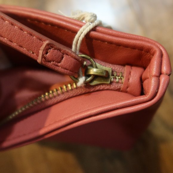 😇 3/$15 or listed price **NWT Wristlet - Picture 3 of 4